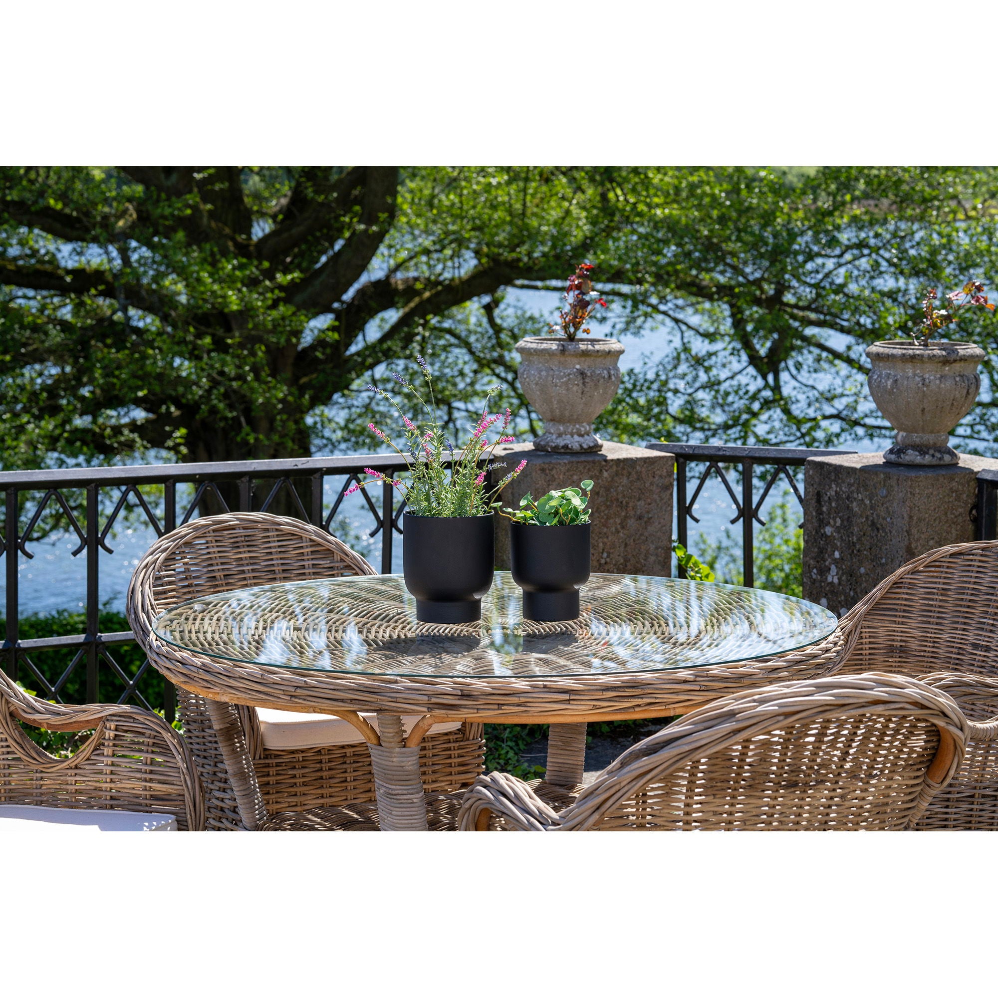 Larisa Esstisch – Ø120 cm, Kubu-Rattan & Glas, grau